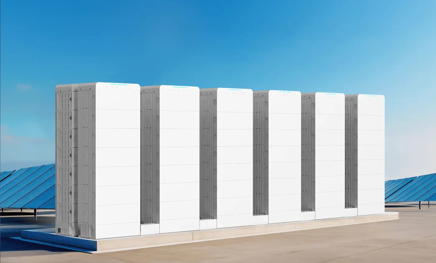 Batteries Atmoce Battbank alignées sur une toiture professionnelle équipée de panneaux solaires