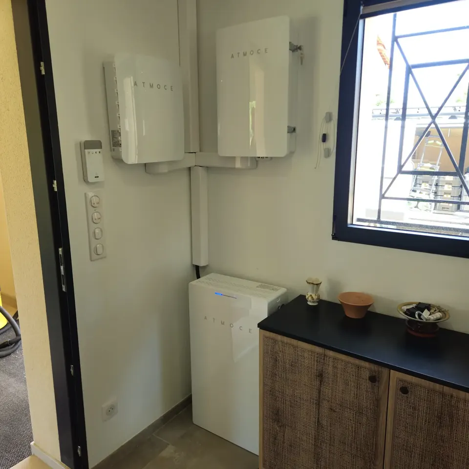 Batterie solaire de 7 kWh posée au mur d'une maison à Bazas