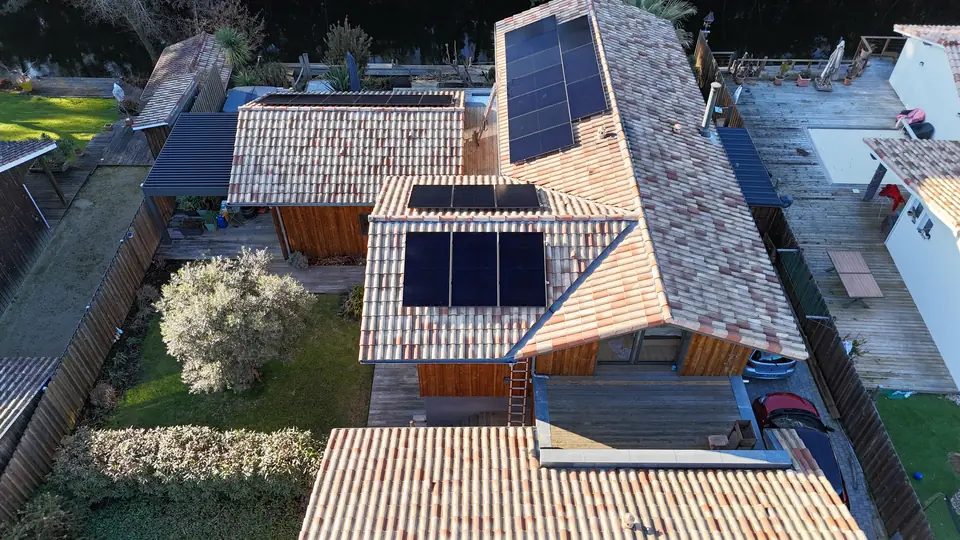 Panneaux solaires, 15 kWc sur une villa d'architecte à La Teste-de-Buch, vue de drone