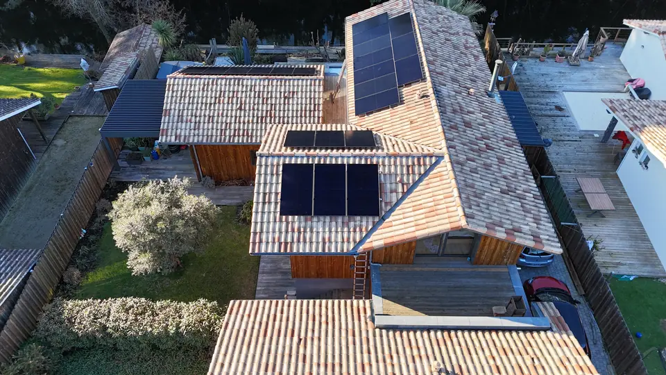 Les pans équipés vus depuis le jardin