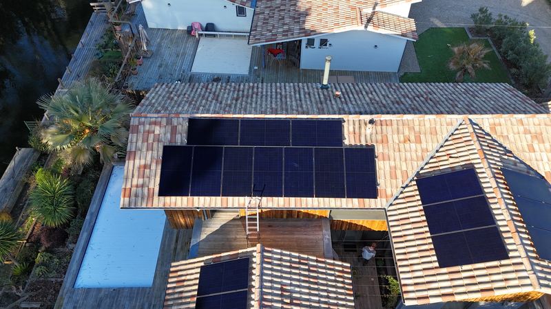 Villa d'architecte à La Teste-de-Buch avec piscine, panneaux solaires noirs sur plusieurs pans, vue de drone