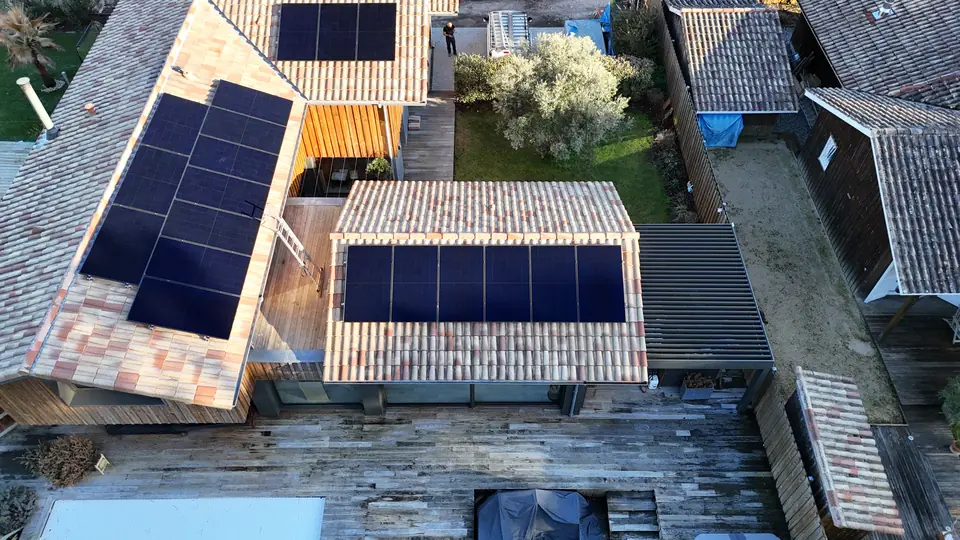 Panneaux alignés sur le pan au-dessus de la terrasse