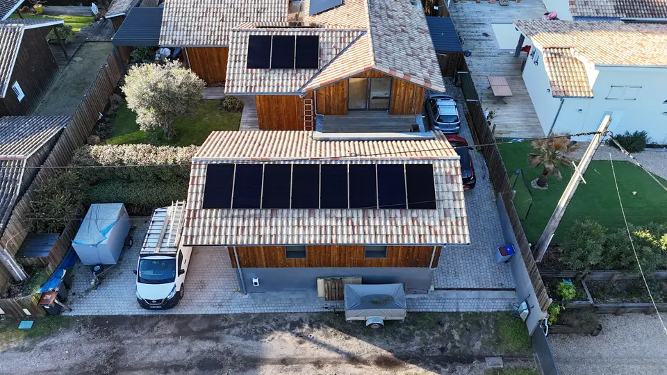 La villa et ses toitures à plusieurs pans, vue de drone