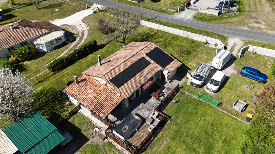 Panneaux solaires, extension de 3 kWc sur maison individuelle à Blaye, vue de drone