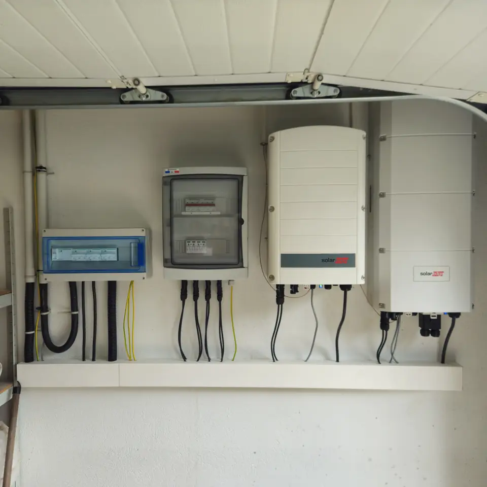 Les deux onduleurs hybrides SolarEdge et le coffret de protection