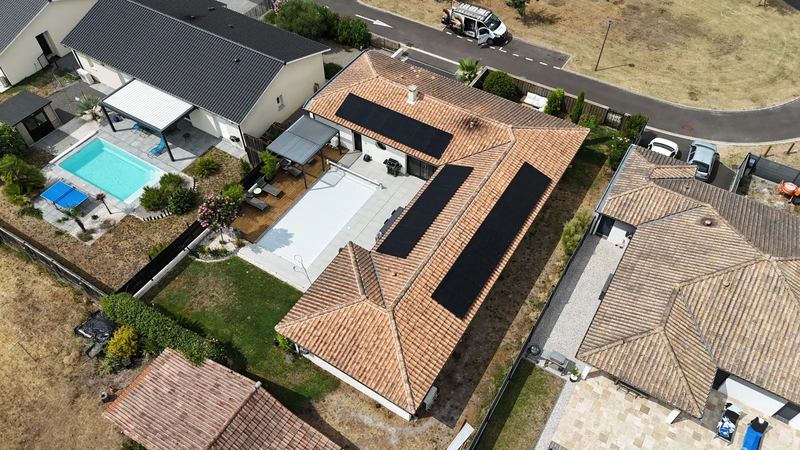 Maison équipée de panneaux solaires noirs, vue de drone