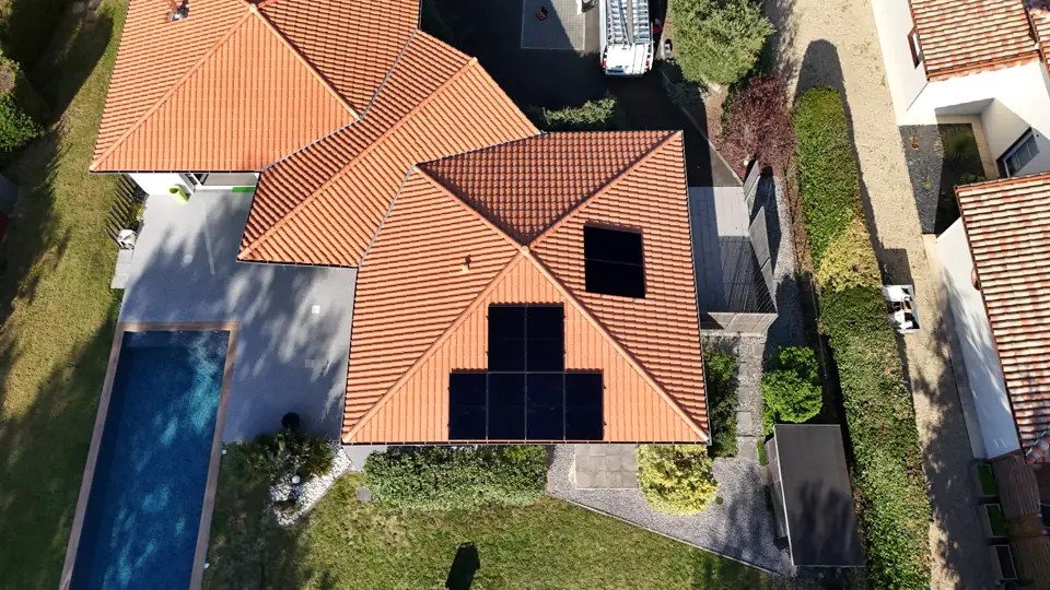 Panneaux solaires, 4 kWc sur maison individuelle à La Teste-de-Buch, vue de drone