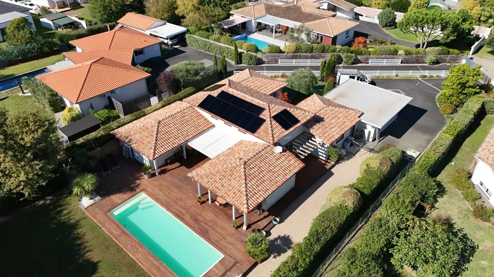 Panneaux solaires, 7 kWc avec onduleur SolarEdge à Gujan-Mestras, vue de drone