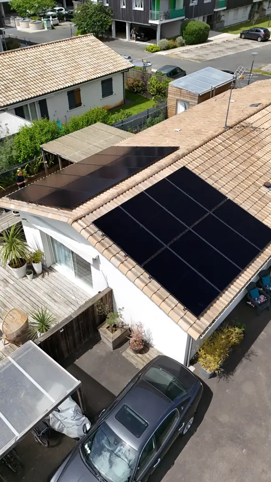 Panneaux solaires, 9 kWc sur maison individuelle à Mios, vue de drone