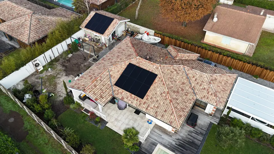 Panneaux solaires sur une maison du Teich, vue de drone