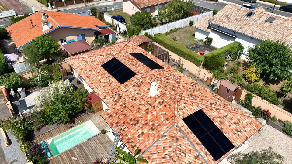 Panneaux solaires sur une maison de Pessac, vue de drone