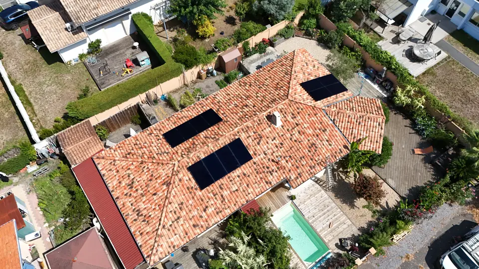 Panneaux solaires, 6 kWc sur maison individuelle au Teich, vue de drone