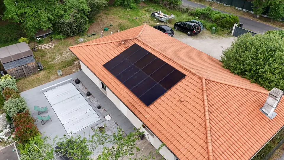 Panneaux solaires, 6 kWc sur maison individuelle à Mérignac, vue de drone