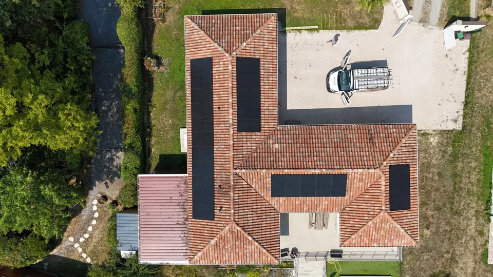 Panneaux solaires sur une toiture à quatre pans à Tarbes, vue de drone