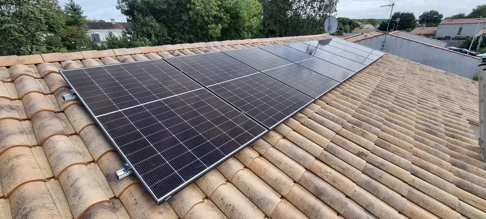 Panneaux solaires, 4 kWc sur une toiture tuile à La Rochelle