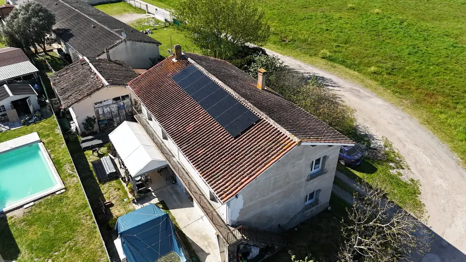 Panneaux solaires sur une maison individuelle à Margaux, vue de drone