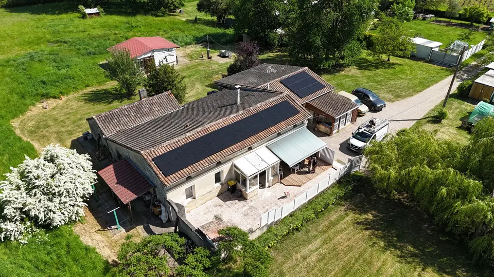 Panneaux solaires, 9 kWc sur maison individuelle à Saint-André-de-Cubzac, vue de drone