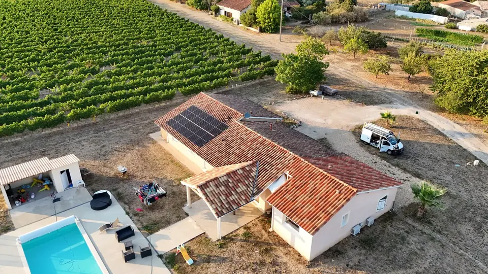 Panneaux solaires, 6 kWc sur maison individuelle près de Sainte-Foy-la-Grande, vue de drone