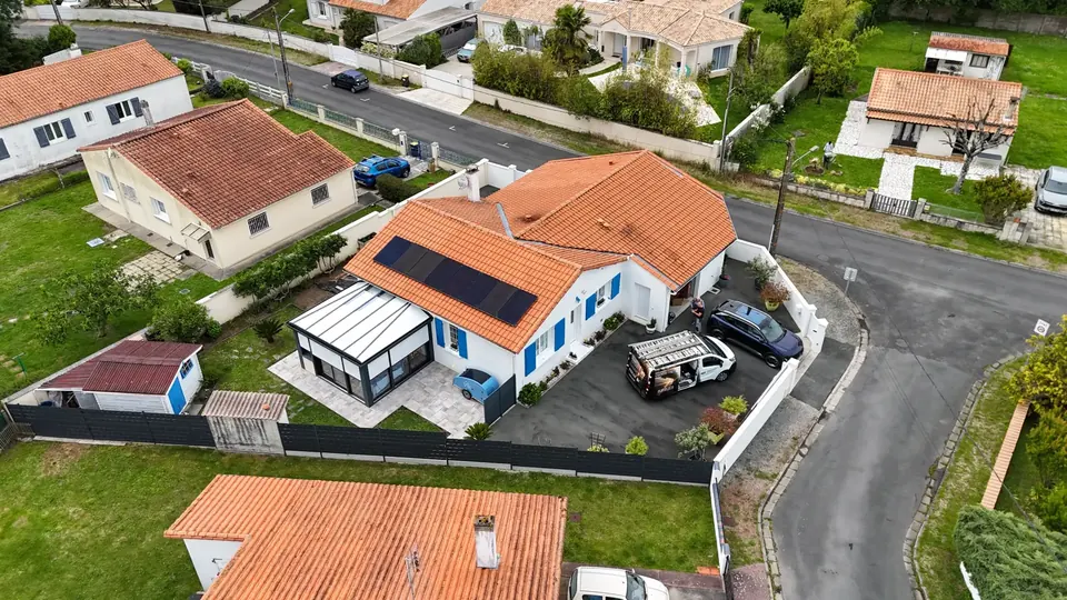 Maison équipée de panneaux solaires, d'une batterie et d'un secours à Saintes, vue de drone