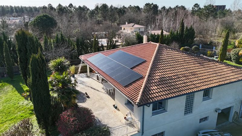 Panneaux solaires noirs sur une maison à étage à Pessac, vue de drone