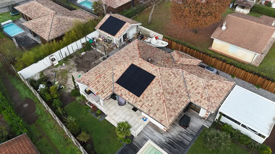 Panneaux solaires, 8 kWc avec onduleur SolarEdge au Teich, vue de drone