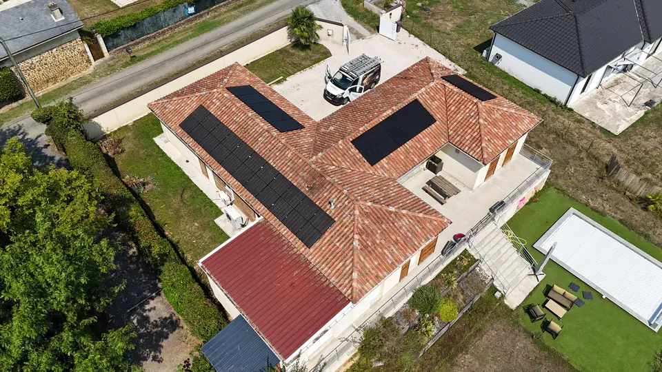 Panneaux solaires, 12 kWc sur 4 pans à Tarbes, vue de drone