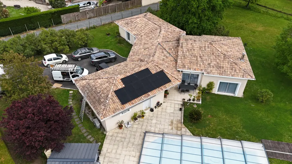 Panneaux solaires posés en sous-traitance à Blaignan-Prignac, vue de drone