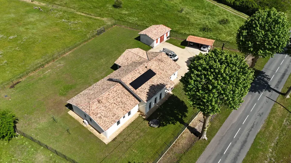 Panneaux solaires posés en sous-traitance à Fargues-sur-Ourbise, vue de drone