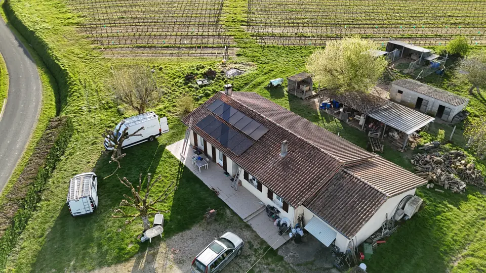 Panneaux solaires posés en sous-traitance à Mauriac, vue de drone