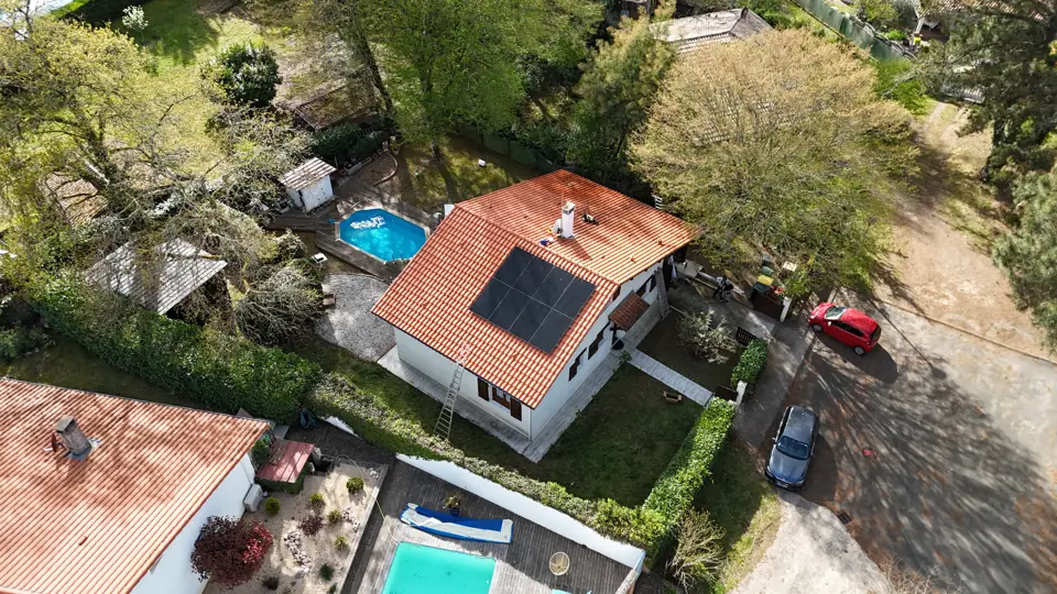 Panneaux solaires posés en sous-traitance à Mont-de-Marsan, vue de drone