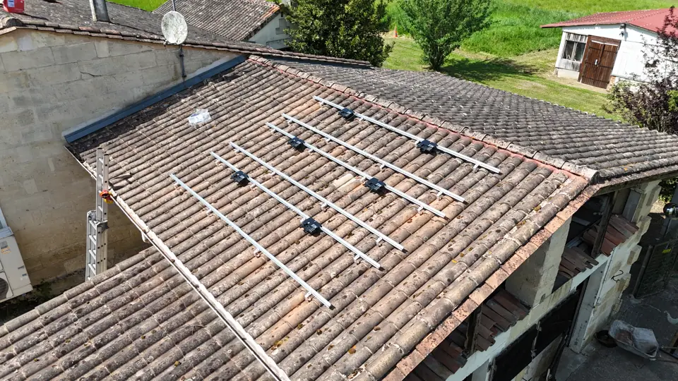 Panneaux solaires posés en sous-traitance à Pugnac, vue de drone