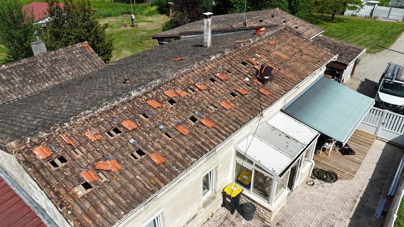 Panneaux solaires posés en sous-traitance sur une maison à Pugnac, vue de drone