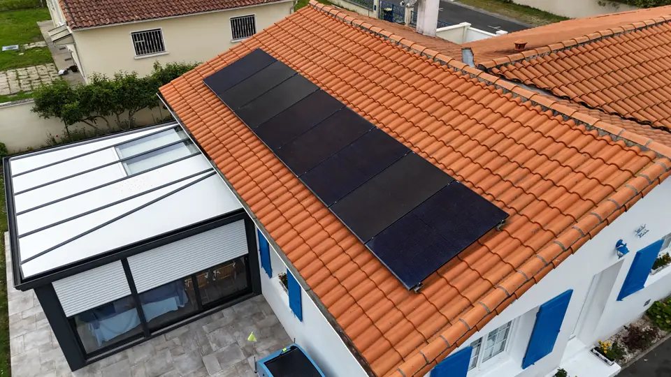 Panneaux solaires posés en sous-traitance à Saujon, vue de drone